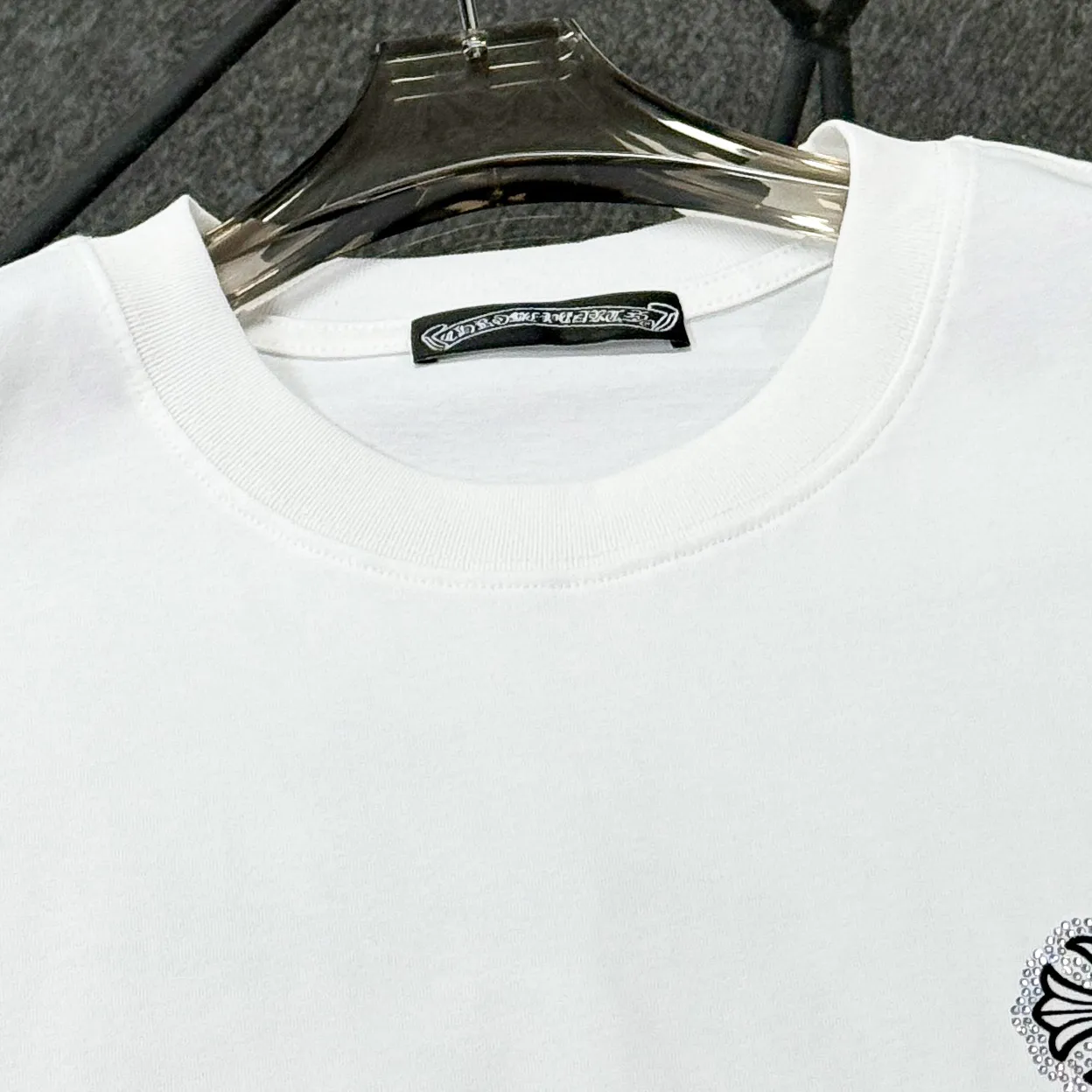 P180 Chrome Hearts 25 high-end versions. The fabric is made of 300 grams of high-density pure cotton. It does not deform or shrink. It has three complete standards. It is the same style for men and women. Technology: imported hot diamond + calendered leather flocking. Color: White Black SIZE: S-XL